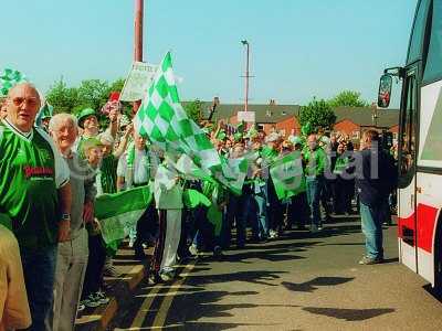 Green army delays bus entry
