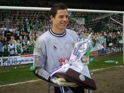 - wealey with trophy2.jpg
